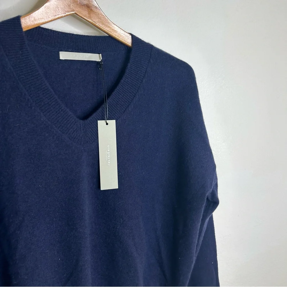 NWT NEW 100% Cashmere Navy Blue V - Neck Pullover Knit Sweater OGD Size Small